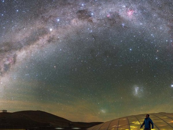 Vista nocturna de un observatorio astronómico en Chile, afectado por la contaminación lumínica.