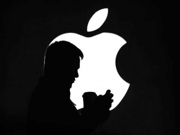 Usuario utilizando la función de dictado por voz en un iPhone con la pantalla de transcripción activa.