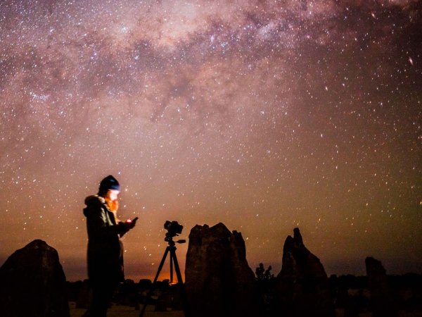 Turistas disfrutando de una noche estrellada en un observatorio astronómico en Chile.