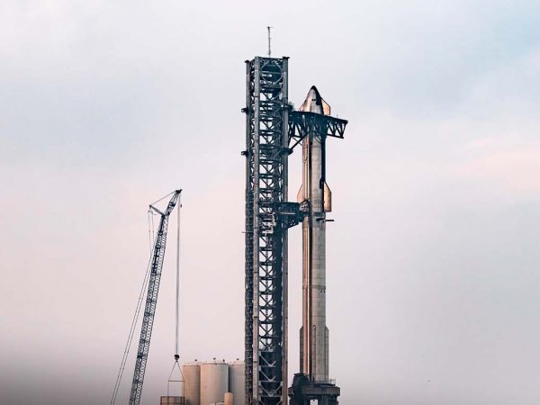 Cohete Starship en la plataforma de lanzamiento de SpaceX en Boca Chica, Texas.