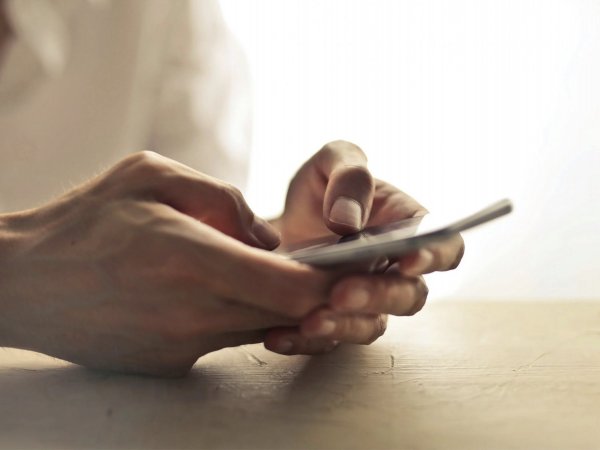 Persona revisando su teléfono