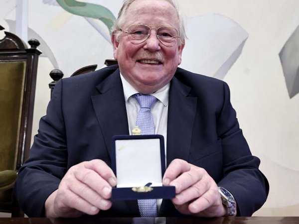 Reinhard Genzel en la Universidad de Chile durante su conferencia sobre agujeros negros y telescopios gigantes.