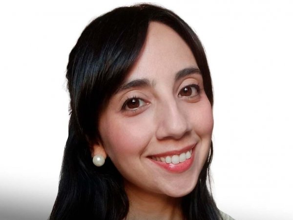 Denisse Uribe, investigadora chilena, premiada por su estudio sobre la murtilla y el hígado graso.