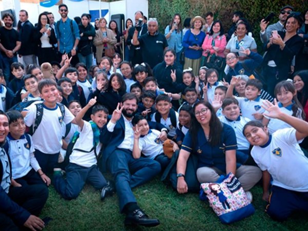 Presidente Gabriel Boric inaugurando curso sobre inteligencia artificial para futuros profesores en la UMCE.
