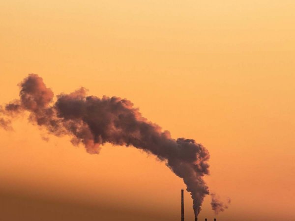 Vista aérea de una ciudad afectada por alta contaminación del aire.