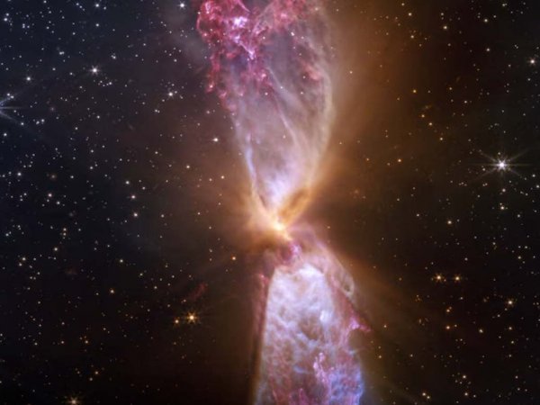 Impresionante fotografía del telescopio James Webb mostrando un sistema solar en plena formación en Lynds 483.