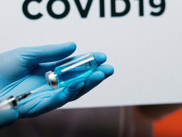 Profesionales de salud administrando vacunas gratuitas contra influenza, COVID-19 y virus sincicial durante campaña 2025 en Chile.