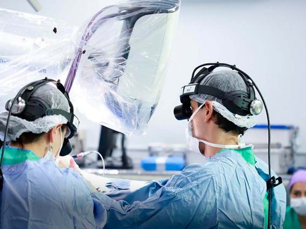 Primera cirugía cerebral con exoscopio robótico en Chile.