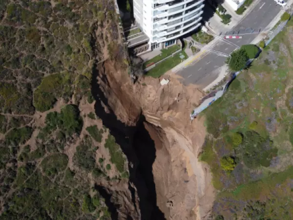Socavón en Reñaca: tribunal paraliza obras tras denuncia de propietario de terrenos aledaños