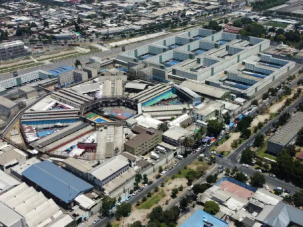 Contraloría detecta graves fallas en inhibidores de señal en cárceles: reos pueden usar celular y Wi-Fi