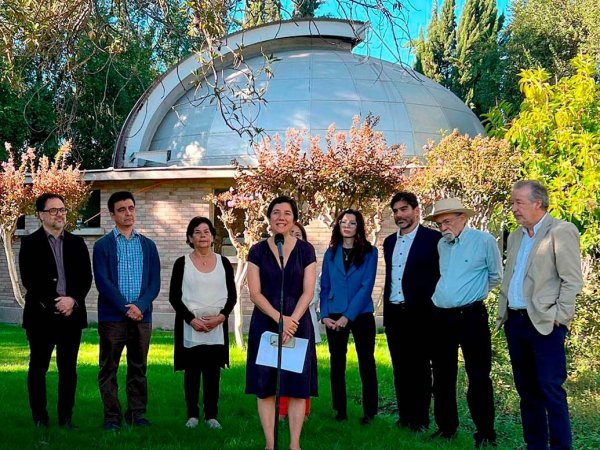 José Maza dando una charla sobre el Sistema Solar en la Plaza de Maipú durante el Día de la Astronomía 2024.