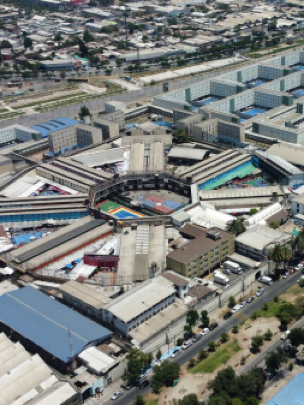 Contraloría detecta graves fallas en inhibidores de señal en cárceles: reos pueden usar celular y Wi-Fi