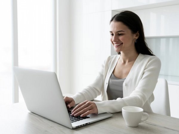 Mujer trabajando. Feria laboral