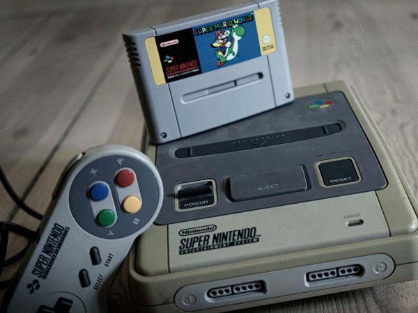 Clásica consola Super Nintendo junto a sus icónicos controles, que ahora funciona más rápido que en los años 90.