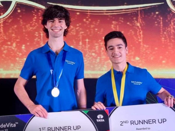 Martín Andrighetti e Ignacio Muñoz celebran tras alcanzar el segundo y tercer lugar en el Mundial de Programación TCS CodeVita en India.