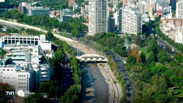 Vista aérea de la cuenca del río Mapocho mostrando el uso agrícola e industrial de aguas servidas tratadas.