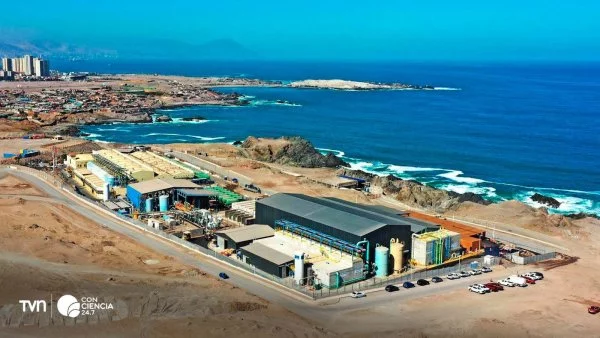 Vista panorámica de la Planta Desaladora Norte en Antofagasta operando junto al océano Pacífico.