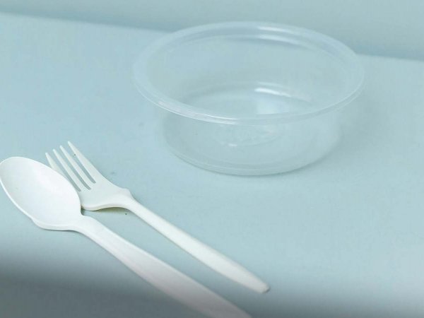 Imagen de plásticos desechables acumulados en una playa chilena, mostrando la contaminación ambiental.