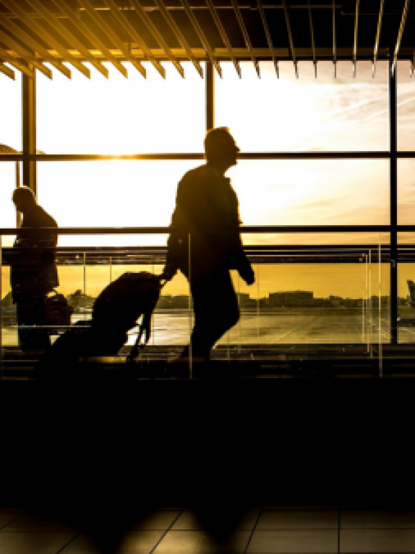 Prófugo: ordenan captura de chino que intentó salir de Chile suplantando identidad con pasaporte británico