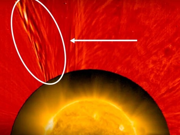 Imagen del Sol captada por Solar Orbiter mostrando el viento solar en forma helicoidal, extendiéndose por millones de kilómetros.