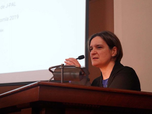 Esther Duflo durante su charla magistral en la Pontificia Universidad Católica de Chile sobre cambio climático y conservación ambiental.