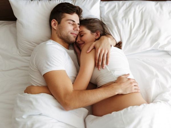 Personas acurrucando