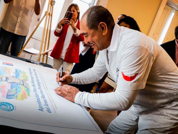 Ceremonia en Rapa Nui donde se firmó el nuevo Plan de Manejo de sus áreas marinas protegidas, con participación de autoridades y comunidad local.