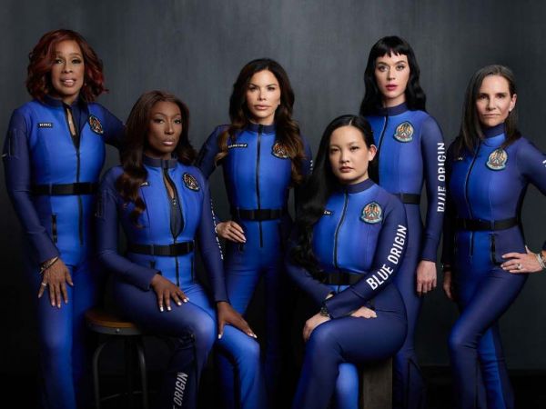 Katy Perry junto a la tripulación femenina de Blue Origin antes del despegue espacial.