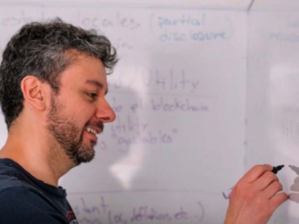 Marcelo Arenas, académico UC e investigador del IMFD, distinguido como Fellow de la ACM por sus aportes a la ciencia de datos.