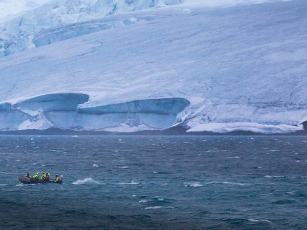 Paisaje natural del sur de Chile, glaciar y mar.