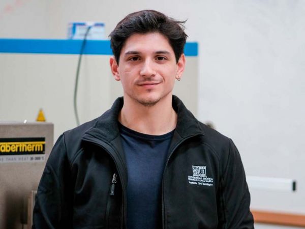 Dr. Pablo Martin en laboratorio de la USM desarrollando electrodos impresos en 3D para producción de hidrógeno verde.