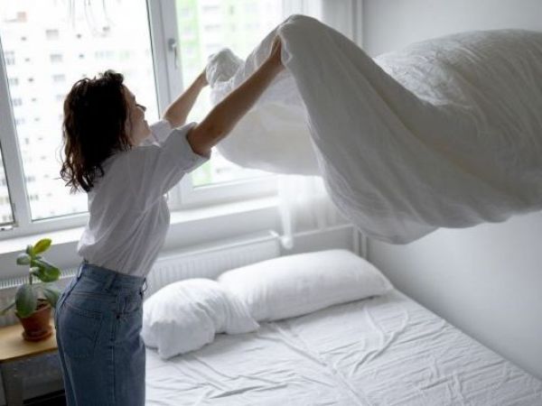 Madre haciendo la cama y un colchón