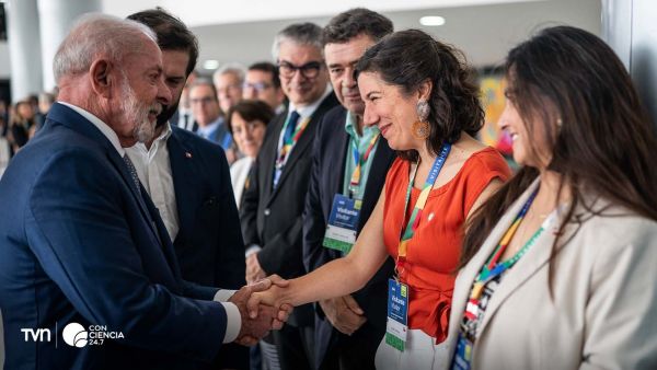 Ministra Aisén Etcheverry y ministra Luciana Santos tras firmar acuerdo para sumar a Brasil a Latam GPT en Brasilia.