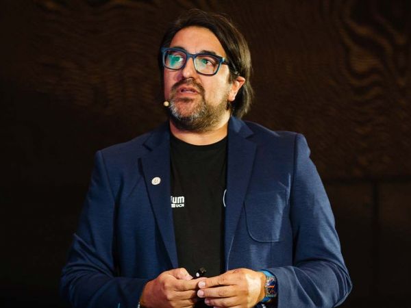 Francisco Remonsellez y la charla de su investigación con microbios extremófilos para reciclar baterías de litio.