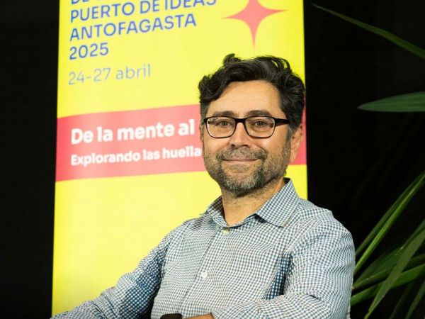 Ardem Patapoutian en Puerto de Ideas Antofagasta 2025 explicando su descubrimiento sobre el tacto y el dolor.