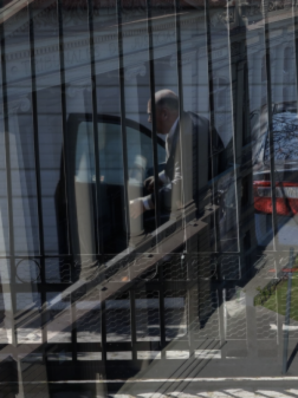 Autos supremos parteados: jueza ratifica multas y caso escala a la Corte de Apelaciones