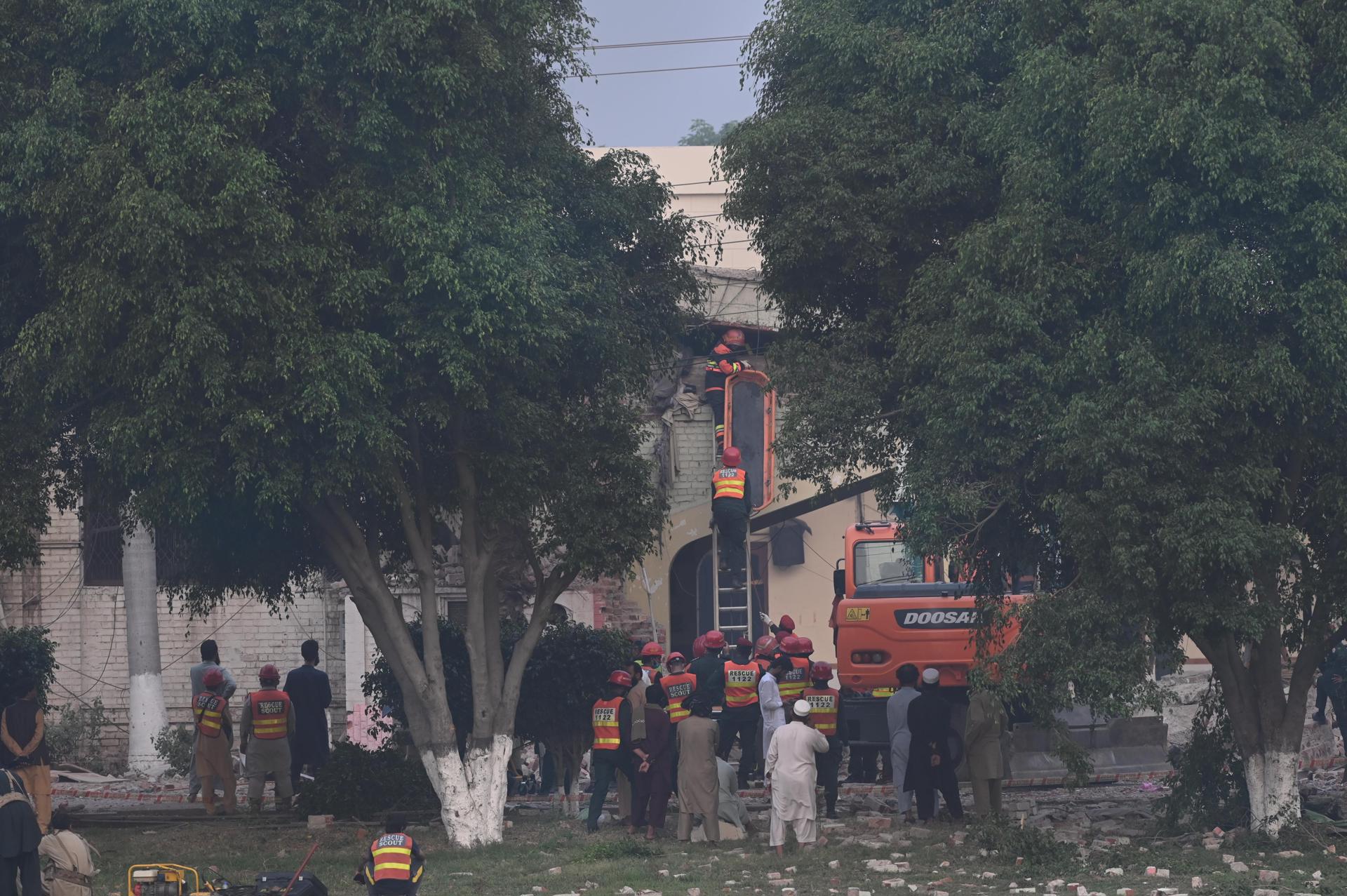 Rescatistas trabajan en el lugar del ataque con misiles indios cerca de Muridke, provincia de Punjab, Pakistán, el 7 de mayo de 2025.