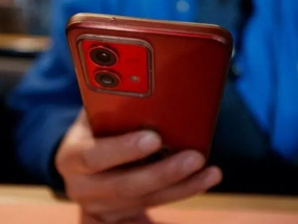 Joven con celular