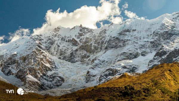 Investigadores de la U. de Chile toman muestras de agua en el valle El Arpa, alta cordillera de Valparaíso.