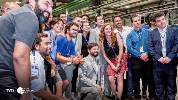 Ministra Aisén Etcheverry y directora del CERN Fabiola Gianotti firman el acuerdo de adhesión de Chile en Ginebra.