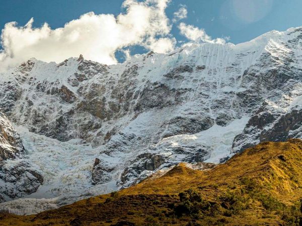 Investigadores de la U. de Chile toman muestras de agua en el valle El Arpa, alta cordillera de Valparaíso.
