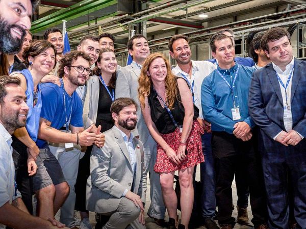 Ministra Aisén Etcheverry y directora del CERN Fabiola Gianotti firman el acuerdo de adhesión de Chile en Ginebra.