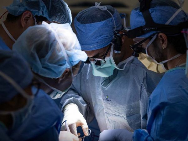 Cirugía del primer trasplante de vejiga.