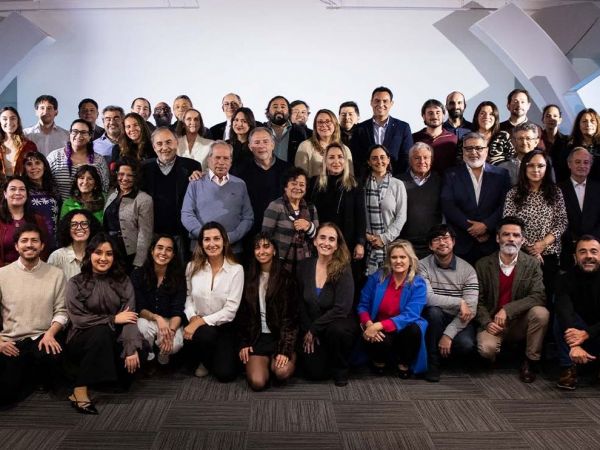Reunión de expertos y expertas en Proyecta Chile 2050 para definir los ejes estratégicos del futuro del país.