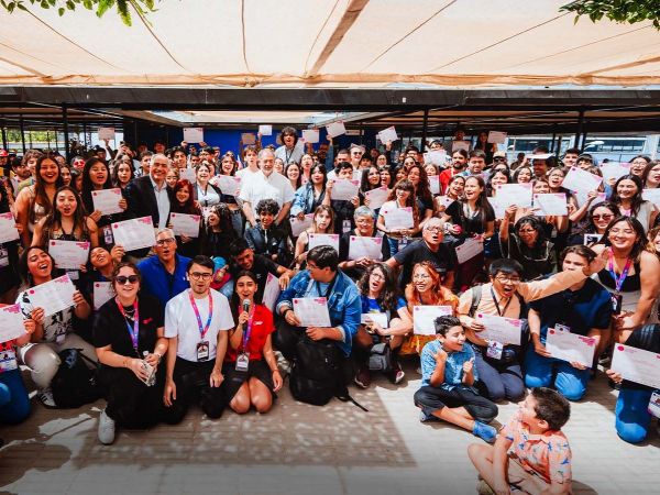Jóvenes participando de un taller virtual interactivo sobre pensamiento crítico y mundo digital organizado por Congreso Futuro.