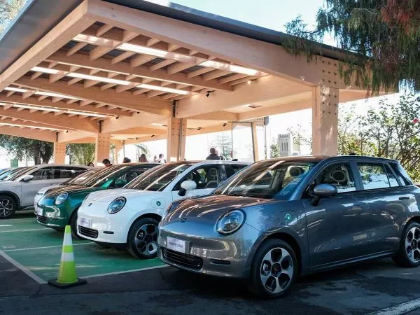 Estación solar Punto EV en USM Valparaíso, con cargadores eléctricos y vista panorámica.