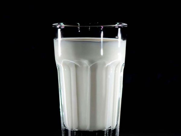 Vaso de leche destacando el Día Mundial de la Leche.