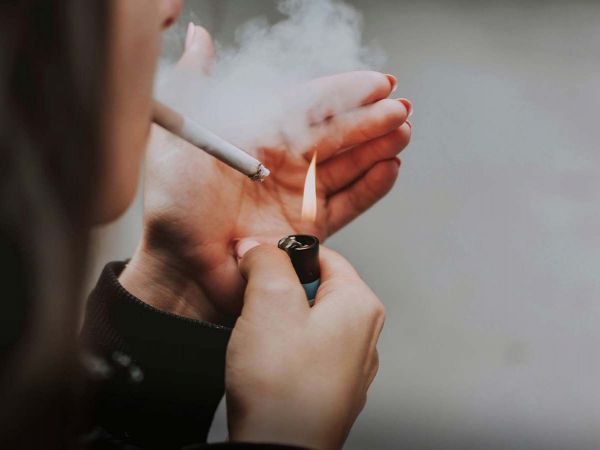 Persona fumando un cigarro en el Día Mundial Sin Tabaco