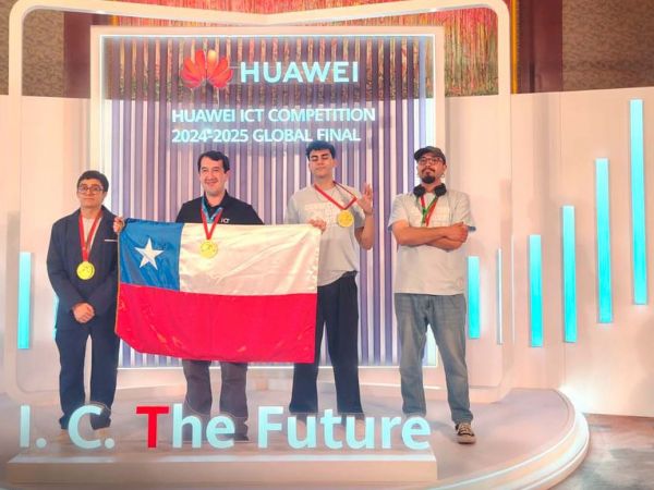 Estudiantes chilenos de Duoc UC celebran su triunfo en el mundial de tecnologías de la información en Shenzhen, China.