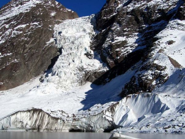 Glaciar El Morado en el Cajón del Maipo, una de las masas de hielo más vulnerables según geólogos de la U. de Chile.